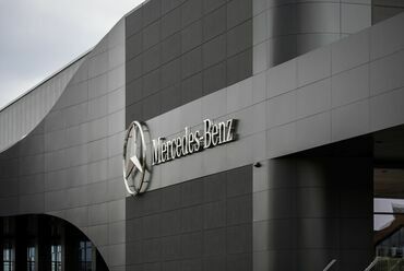 Pappas Auto integrált napelemes homlokzat, Budapest. Forrás: Palkó György, KÉSZ Metaltech
