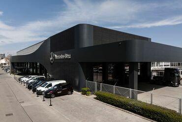 Pappas Auto integrált napelemes homlokzat, Budapest. Forrás: Palkó György, KÉSZ Metaltech
