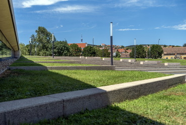 Kodály Központ – A lejtős terepet a legjobb arányérzékkel tagolja a lépcsősor.  // tájépítész tervezők: Csontos Csenge, Gyüre Borbála, Radics Mónika, Mohácsi Sándor, Szabó Gábor
