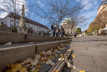 Széchenyi tér – A szinteket áthidaló lépcsősorok a tér különböző pontján egyszerre szolgálnak spontán ülőhelyekként is. // vezető tájépítész tervező: Balogh Péter István
