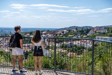 Tettye – Kilátó, kirándulóhely, romantikus sétákra kiváló csendes park, játszótér. Multifunkcionális tájépítészeti alkotás.
