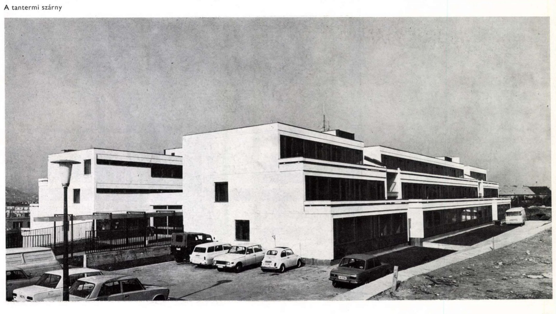 Két szimmetrikus, teraszos főtraktusból áll az épület. Forrás: MÉ 1973
