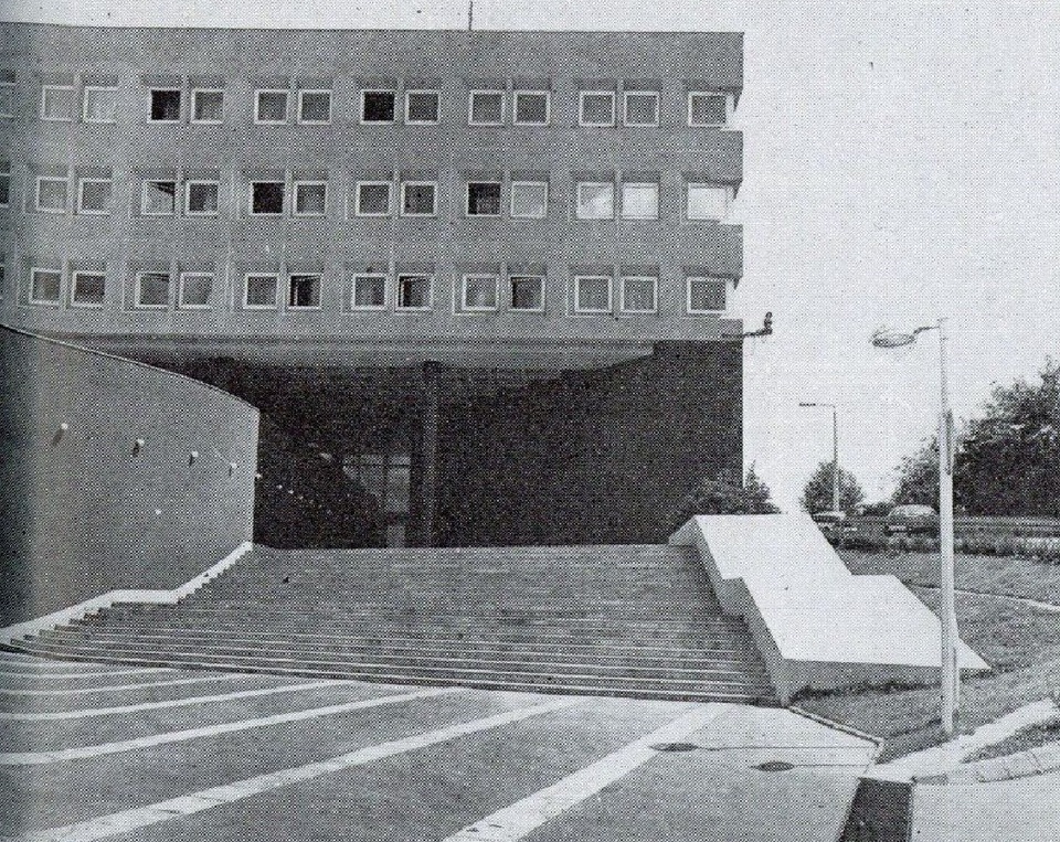Oszlopra kiváltott, magas előtér – ami újra divatos lett a 2010-es években. Forrás: MÉ 1986
