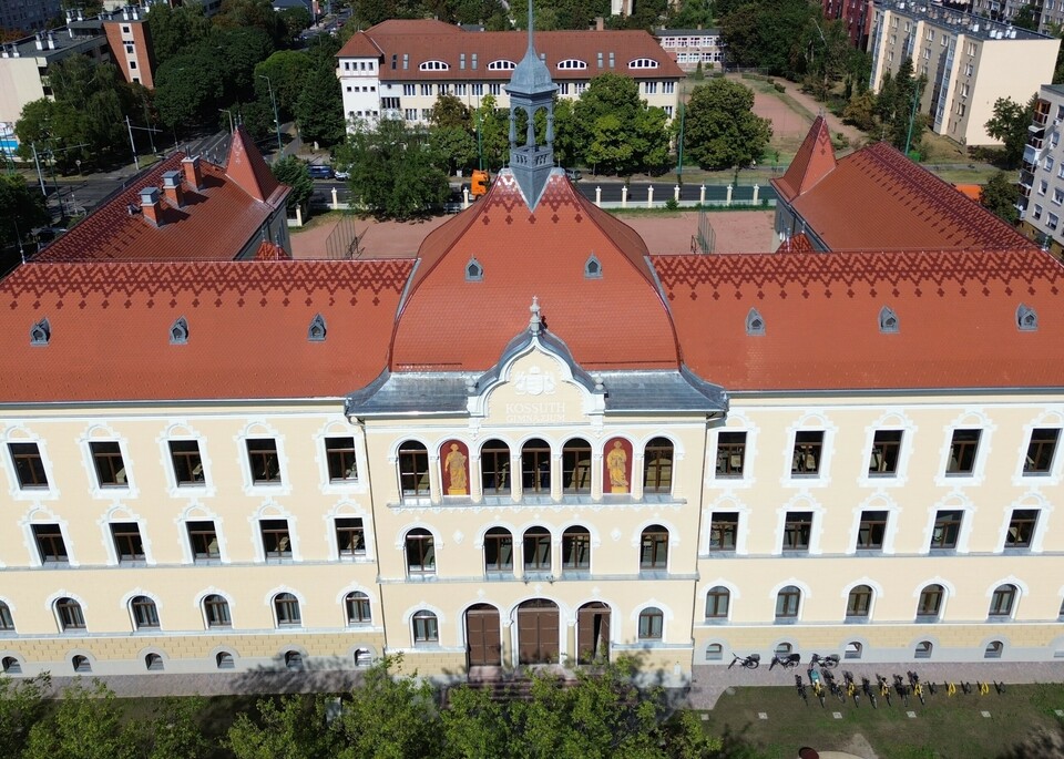 Horváth Gergely, Demjén József, Puheli András – Triskell Épülettervező Kft. – Kossuth Lajos Gimnázium épületének rekonstrukciója, Cegléd